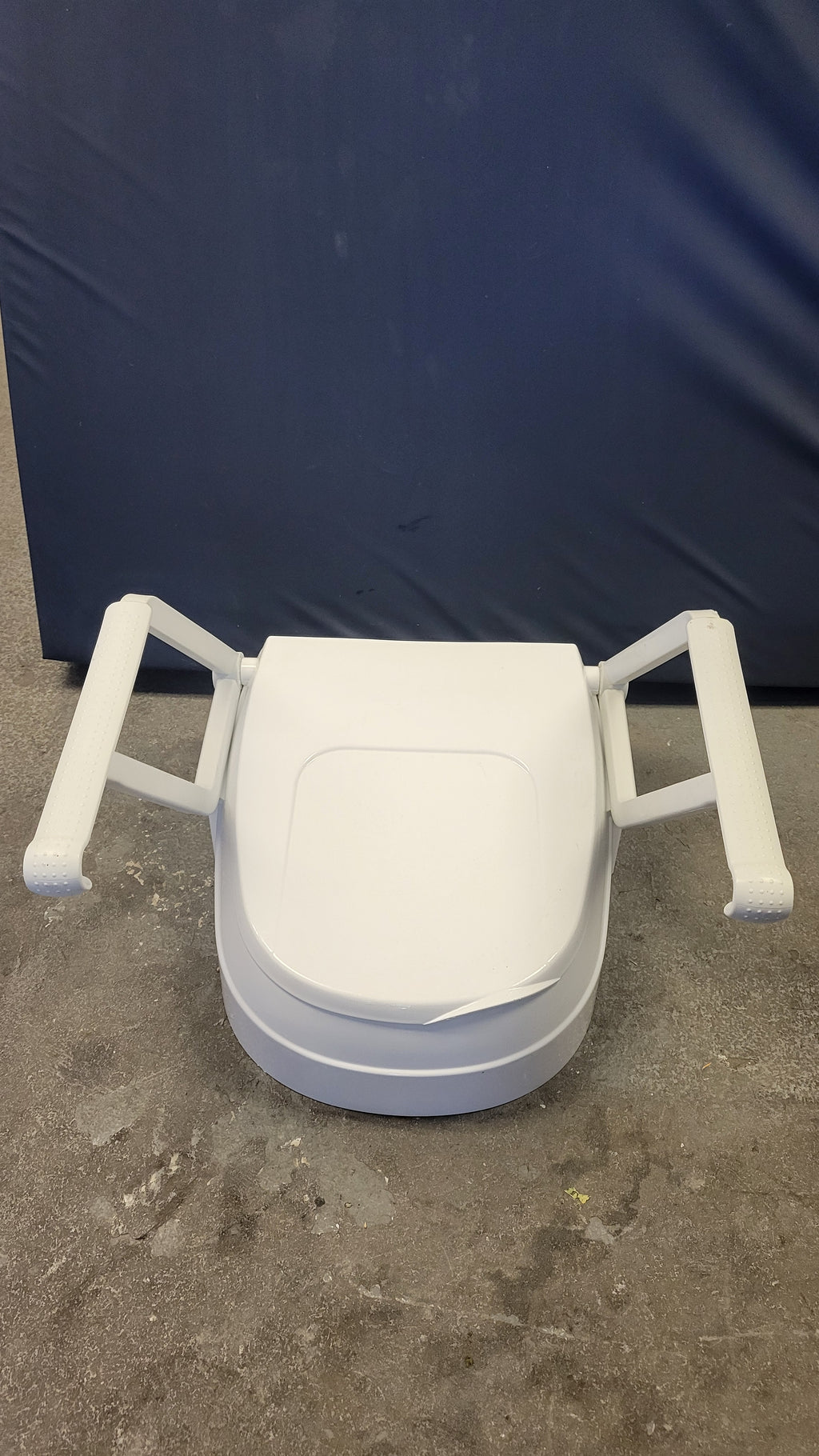 Raised Toilet Seat by Drive, with lid and raised arms, height adjustable 6 inch base height