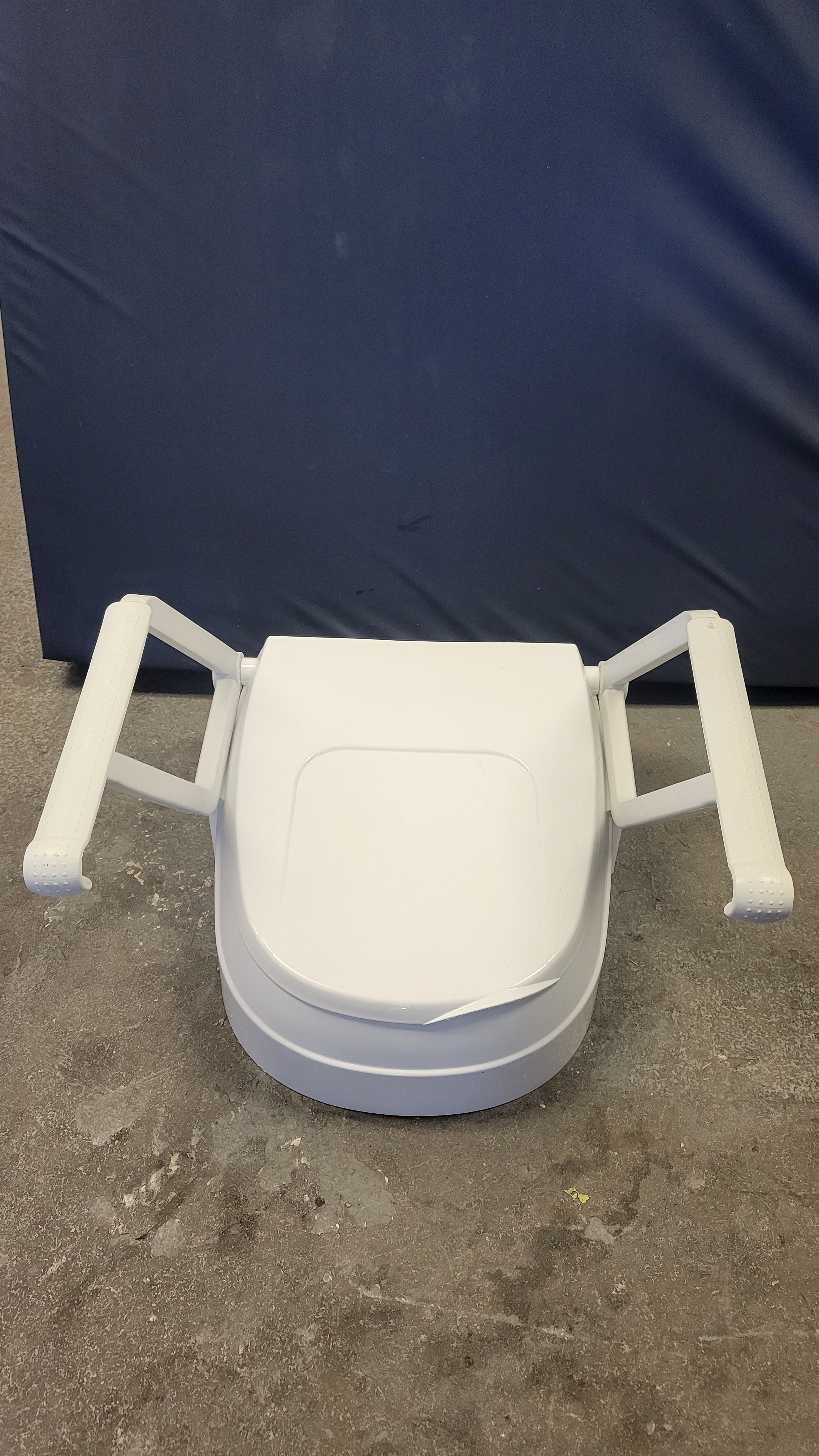 Raised Toilet Seat by Drive, with lid and raised arms, height adjustable 6 inch base height